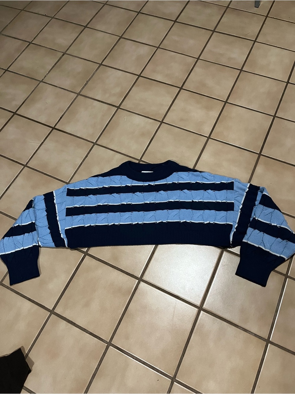stradivarius women’s Striped cropped Crewneck Sweater - Navy & Light Blue